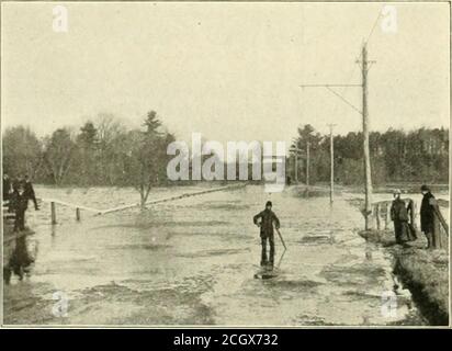 . Die Straßenbahn Überprüfung . AUF DER PALMER & MONSON LINIE. Zusätzlich zu den Schneepflügen und der regulären Kraft des Unternehmens, wereat Arbeit für fast 24 Stunden auf einer Strecke, bevor die Schlacht gewonnen wurde. EINE Reihe von interessanten Statistiken sind zur Hand aus Montreal, Can., Bezogen auf den starken Schnee vom 28. Februar und 1. März stehen 2d. Und die Kosten für die Entfernung von den Gleisen der Mon-treal Street Railway Co. Die offiziellen Aufzeichnungen geben die SCHNEEFALLSZENE BEI TOLEDO. O. alle Linien. Eine lokale Zeitung sprach von der guten Arbeit, die das Unternehmen bei der Offenhaltung seiner Linien geleistet hat: Es ist die Mode Stockfoto