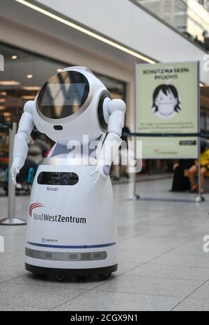 Frankfurt, Deutschland. September 2020. Das Foto vom 12. September 2020 zeigt einen intelligenten Roboter, der COVID-19-Präventionsmaßnahmen in einem Einkaufszentrum in Frankfurt erklärt. Quelle: Lu Yang/Xinhua/Alamy Live News Stockfoto