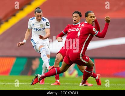 Liverpool. September 2020. Jack Harrison (L) von Leeds United schießt und punktet während des Spiels der englischen Premier League zwischen dem FC Liverpool und dem FC Leeds United im Anfield in Liverpool, Großbritannien, am 12. September 2020. Quelle: Xinhua/Alamy Live News Stockfoto