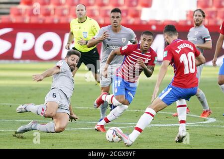 (200913) -- GRANADA, 13. September 2020 (Xinhua) -- der Yeray Alvarez (1. L) von Bilbao tritt während eines spanischen La Liga-Spiels zwischen Granada CF und Athletic Club Bilbao in Granada, Spanien, am 12. September 2020 an. (Granada CF-Handout über Xinhua) Stockfoto