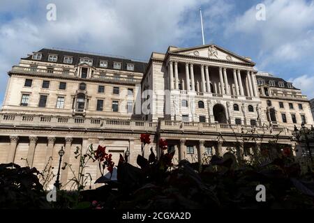 London, Großbritannien. September 2020. Das Foto vom 12. September 2020 zeigt eine allgemeine Ansicht der Bank of England in London, Großbritannien. Das britische Bruttoinlandsprodukt (BIP) verzeichnete im Juli 2020 den dritten monatlichen Anstieg in Folge, blieb aber weit unter dem Niveau vor der Pandemie, teilte das Office for National Statistics (ONS) am Freitag mit. Quelle: Han Yan/Xinhua/Alamy Live News Stockfoto