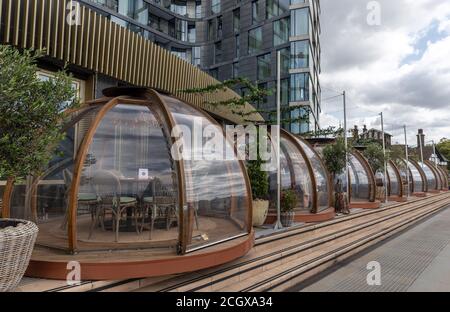 London, Großbritannien. September 2020. Die Menschen speisen unter einem Dach in einem Restaurant, das verschiedene Gruppen von Gästen getrennt und sicher halten soll, gemäß den COVID-19-Richtlinien der Regierung in London, Großbritannien, 12. September 2020. Quelle: Han Yan/Xinhua/Alamy Live News Stockfoto