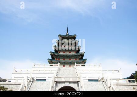 Seoul, Südkorea - 25. Oktober 2019 : Nationales Folkmuseum von Korea mit blauem Himmel, Dieses Gebäude befindet sich in der Nähe des gyeongbokgung-palastes. Stockfoto