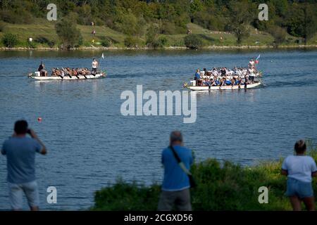 Wien, Österreich. September 2020. Teams treten beim Wiener Donau-Drachenboot-Cup 2020 in Wien, Österreich, am 12. September 2020 an. Kredit: Guo Chen/Xinhua/Alamy Live Nachrichten Stockfoto