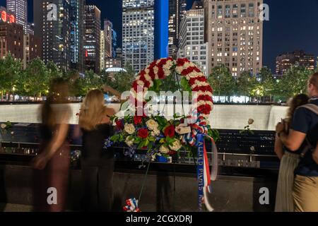 NEW YORK, NY - 11. SEPTEMBER 2020: Tribute of Light zu Ehren der Menschen, die während der Terroranschläge vom 11. September 2001 zum 19. Jahrestag umgekommen sind. Stockfoto