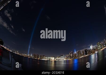 NEW YORK, NY - 11. SEPTEMBER 2020: Tribute of Light zu Ehren der Menschen, die während der Terroranschläge vom 11. September 2001 zum 19. Jahrestag umgekommen sind. Stockfoto