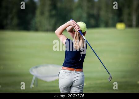 Golfer spielt mit Club auf dem Feld Stockfoto