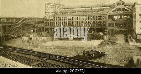 . Elektrische Eisenbahn gazette . o. 24. STRASSENBAHN GAZETTE. S43 NEW YORK UND BROCKLYN BEIDGE TEE-MINAI, IN BROOKLYN. Die Arbeiten zur Einrichtung der Terminals von New York und Brooklyn Bridge sind nun im Gange. Wenn diese Verbesserung substan-tially compleie ist, kann der Kabeldienst gemacht werden, um mehr auf die Anforderungen der Pub-lic reagieren zu können. Zur Zeit sind die Seilbahnen morgens und abends völlig iLadequate, um die regelmäßigen Besucher der Brücke zu akcommo-date. Es ist afamiliar sagen in Brooklyn, dass es S unsicher bei der Gravur, und der Reisende ist jetzt zu sehen atthe extr Stockfoto