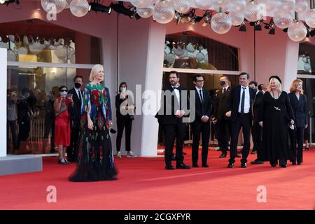 Venedig, Italien. September 2020. Venezia77 Jurymitglieder Nicola Lagioia, Matt Dillon, Joanna Hogg, Ludivine Sagnier, Venezia77 Jurypräsidentin Cate Blanchett, Veronika Franz und Christian Petzold gehen vor der Abschlussfeier beim 77. Filmfestival in Venedig am 12. September 2020 auf dem roten Teppich. Quelle: Annalisa Flori/Media Punch/Alamy Live News Stockfoto