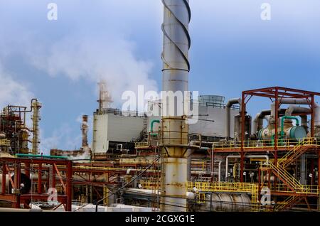 Anlagen, Leitungen, wie sie in einer modernen industriellen Gasraffinerie-Öl-Verarbeitungsanlage gefunden wurden Stockfoto