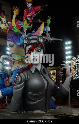 Teilweise komplette Ninots für Las Fallas 2020 vor dem Abbau nach Absage des Festivals wegen Covid-19 Stockfoto