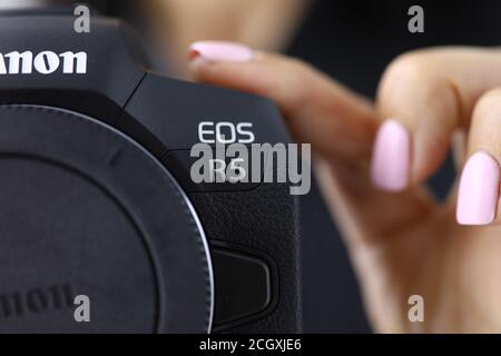 Minsk, Weißrussland - 30. Juli 2020 : weibliche Hand hält eine Kamera Canon eos r5 closeup . Illustratives Editorial Stockfoto