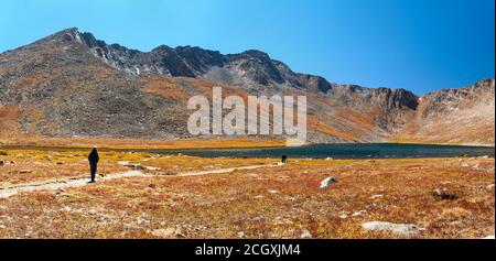 Colorado's Mount Evans, 14,271 Meter über dem Meeresspiegel, wie vom Summit Lake, einem tarn auf der 12,500-Fuß-Ebene des Berges gesehen. Stockfoto