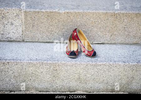 Koreanisches traditionelles Bild, traditionelle Blumenschuhe Stockfoto