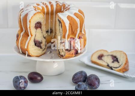 deutscher Gugelhupf Kuchen gefüllt mit Mohn und Pflaumen Stockfoto