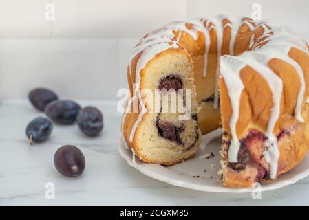 deutscher Gugelhupf Kuchen gefüllt mit Mohn und Pflaumen Stockfoto