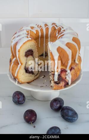 deutscher Gugelhupf Kuchen gefüllt mit Mohn und Pflaumen Stockfoto