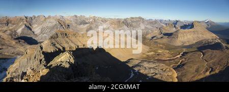 Weite Panoramaansicht der Luftlandschaft auf die robusten kanadischen Rocky Mountain Peaks vom Gipfel des Cirque Peak im Banff National Park, Alberta, Kanada Stockfoto