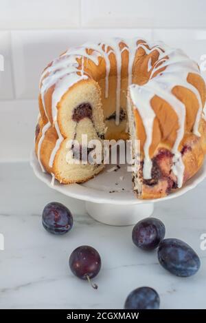 deutscher Gugelhupf Kuchen gefüllt mit Mohn und Pflaumen Stockfoto