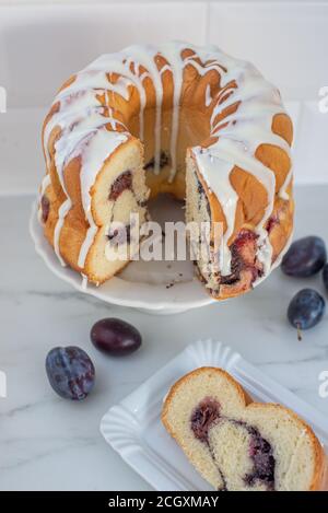 deutscher Gugelhupf Kuchen gefüllt mit Mohn und Pflaumen Stockfoto