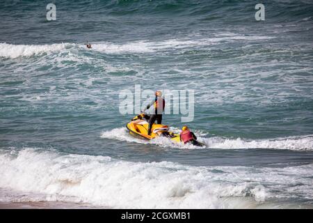 Surf Rescue Training Manöver für australische Rettungsschwimmer am Palm Beach in Sydney, NSW, Australien Stockfoto