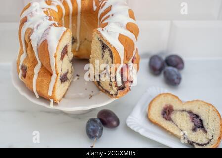 deutscher Gugelhupf Kuchen gefüllt mit Mohn und Pflaumen Stockfoto