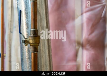 Sanitär-Ventil in offener Position zu einem heißen Wasser Heizung - typische Installation Stockfoto