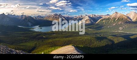Weite Panoramaaussicht auf das szenische Spray Lakes Valley und die Rocky Mountains am Horizont. Tent Ridge Hike, Kananaskis Country, Alberta, Kanada Stockfoto