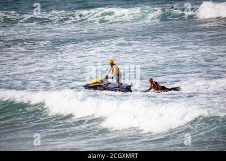 Surf Rescue Training Manöver für australische Rettungsschwimmer am Palm Beach in Sydney, NSW, Australien Stockfoto