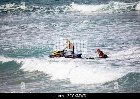 Surf Rescue Training Manöver für australische Rettungsschwimmer am Palm Beach in Sydney, NSW, Australien Stockfoto