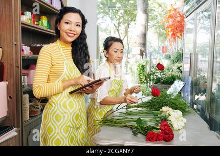 Blumenhändler macht Bouquet Stockfoto