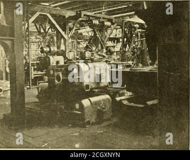 . Die Straßenbahn Überprüfung . AShEMBling CONTROLLING STEHT eral. Im Januar 1886 wurde diese Firma gechartert.die experimentellen Arbeiten, die bis zu diesem Zeitpunkt durchgeführt wurden, wurden im Werk der Union Switch & Signal Company durchgeführt und von Außenstehenden als Abranch dieser Besorgnis gedacht. Nur ein kleiner Teil der Anlage war besetzt, und die Arbeit war mostlv in. GETRIEBELOSE MOTORGUSS. Anschluss an die Gleichstrombeleuchtung. Beforethings hatte weit fortgeschritten Mr. Westinghouse securedrights unter den Patenten von Gaulard & Gibbs auf die Alter-niating aktuellen System der Beleuchtung. Dieses System Stockfoto