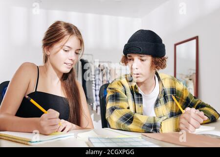 Schüler diskutieren, Hausaufgaben Stockfoto