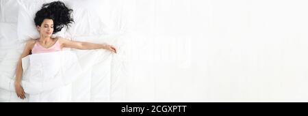 Junge kaukasier Schönheit Frau schlafen auf weißen Bett Stockfoto