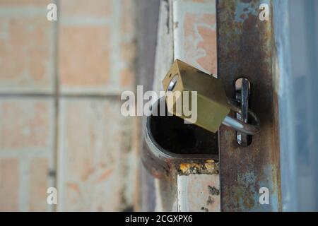 Hauptschlüssel im Hintergrund des alten Eisentores. Stockfoto