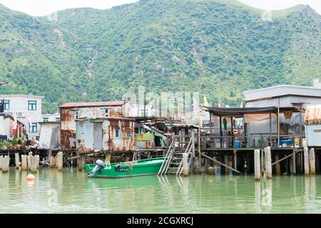 Lantau Island, Hong Kong - Schiefer Häuser im Tai O Fischerdorf in Lantau Island, Hong Kong. Ein berühmter Touristenort. Stockfoto