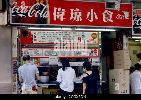 Mittagspause bei einem Straßenverkäufer in Wan Chai, Hongkong Stockfoto
