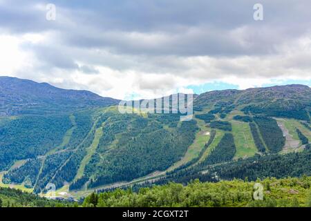 Panorama Norwegen, Hemsedal Skicenter, Berge und grüne Wiesen, Hemsedalis in Viken, Buskerud. Stockfoto