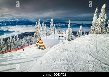 Bekannte Winter-Skigebiet mit Pisten in Rumänien. Atemberaubende touristische und Winter Urlaubsziel. Winter bewölkten Tag in Poiana Brasov Skigebiet, Stockfoto