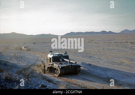 USMC United States Marine Corps Panzerhaubitze M53 155 mm / Selbstfahrende Howitzer SPH M53 6.1 Zoll - Kurzstreckenrakete / Oberfläche Zur Oberfläche Missile MGR-1 Honest John - leichtes Panzerabwehrfahrzeug / Light Armored Raupe Anti-Tank-Fahrzeug M50 Ontos Stockfoto