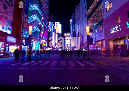 Eine nächtliche Neonstraße in der Innenstadt von Akihabara Tokyo Stockfoto