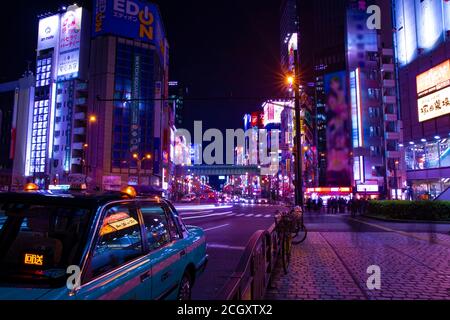 Eine nächtliche Neonstraße in der Innenstadt von Akihabara Tokyo Weitwinkel Stockfoto