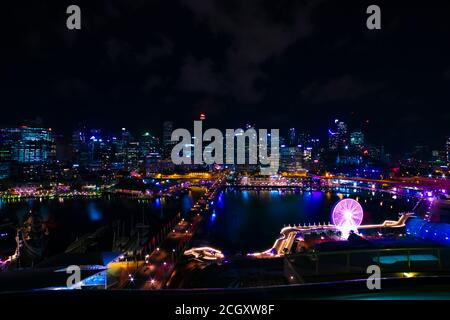 Eine nächtliche Panorama-Bucht am Darling Harbour in Sydney hoch Weitwinkelaufnahme Stockfoto