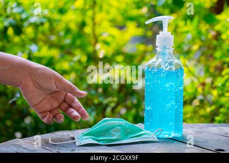 Blur Hintergrund von Alkohol Gel und Maske zu verhindern, Schutz für Hygiene schützen schwach krank Chemotherapie, Hilfsmittel, Kinder Patienten vor Grippe, Keim, Bakterien und Stockfoto