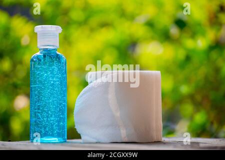 Blur Hintergrund von Alkohol-Gel-Flasche und Tissue-Papier, Konzept für den Schutz Hygiene schützen schwach krank Chemotherapie, Hilfen, Kinder Patienten vor Grippe, ger Stockfoto