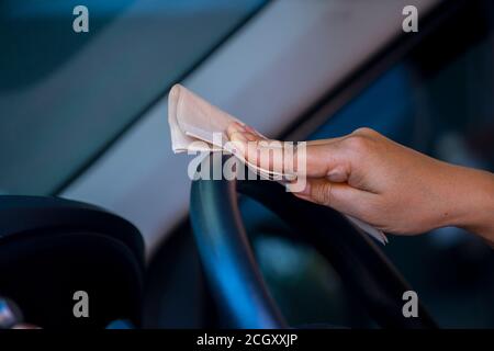 Asiatische Frauen Spry Seife und saubere Auto-Lenkrad mit Serviette, Konzept für Coronavirus, Covit-19 Prävention und Desinfektion. Stockfoto