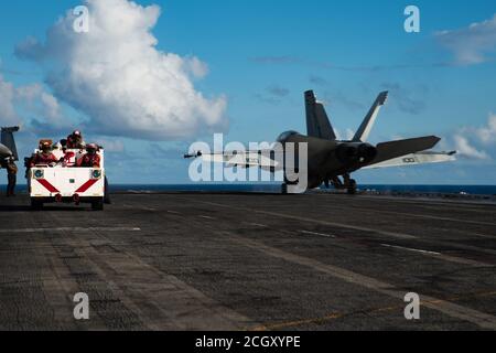 200912-N-ML137-2008 PHILIPPINISCHES MEER (SEPT 12, 2020) eine F/A-18F Super Hornet, die an den Diamondbacks von Strike Fighter Squadron (VFA) 102 befestigt ist, startet vom Flugdeck des einzigen vorwärts eingesetzten Flugzeugträgers USS Ronald Reagan (CVN 76) der Marine. Ronald Reagan, das Flaggschiff der Carrier Strike Group 5, bietet eine kampfbereite Kraft, die die Vereinigten Staaten schützt und verteidigt, sowie die kollektiven maritimen Interessen ihrer Verbündeten und Partner in der Indo-Pazifik-Region. (USA Navy Foto von Mass Communication Specialist 2nd Class Samantha Jetzer) Stockfoto