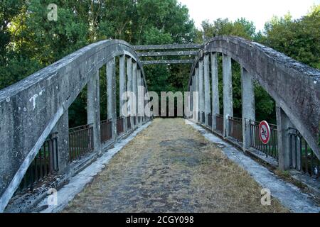 Dallon Frankreich - 30. Juli 2020 - Alte Brücke Canal de Saint-Quentin in Aisne Frankreich Stockfoto