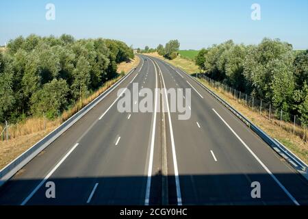 Etreillers Frankreich - 31. Juli 2020 - Autobahn A29 in der Nähe Saint-Quentin in Frankreich Stockfoto