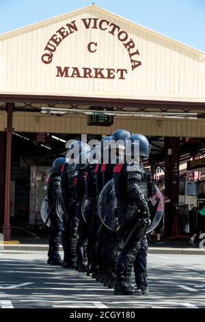 Melbourne, Australien. September 2020. Viktorianische Polizeibeamte bilden sich auf den Queen Victoria Markets, wo Anti-Maske- und Anti-Lockdown-Demonstranten einen Popup-Protest geplant hatten, Melbourne Australia. Kredit: Michael Currie/Alamy Live Nachrichten Stockfoto